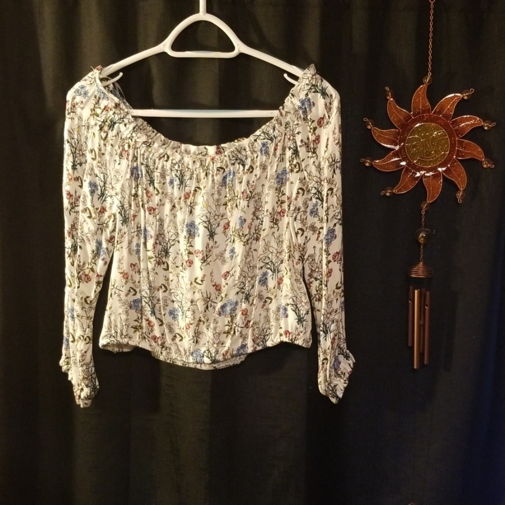 Adorable white and colorful floral H&M blouse.